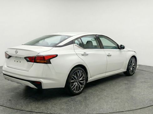 Used 2025 Nissan Altima 2.5 SV FWD image 9