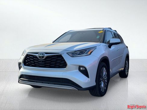 Used 2023 Toyota Highlander Platinum image 2