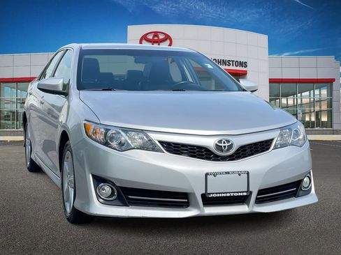 Used 2013 Toyota Camry SE FWD image 1