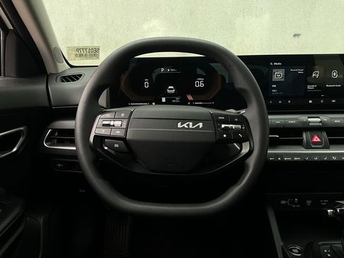 Used 2025 Kia K4 LXS image 33