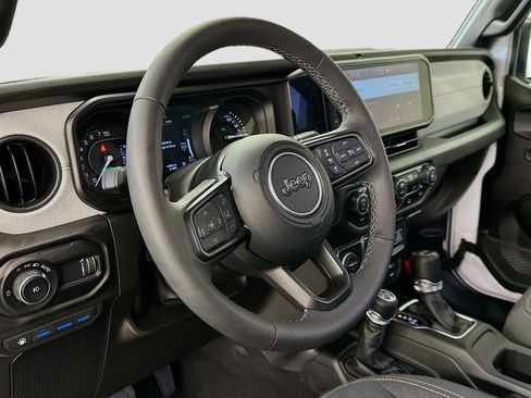 Used 2025 Jeep Wrangler Willys image 18