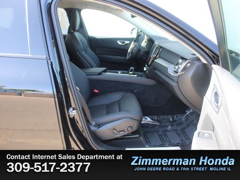 Used 2025 Volvo XC60 B5 Core AWD/4WD image 18