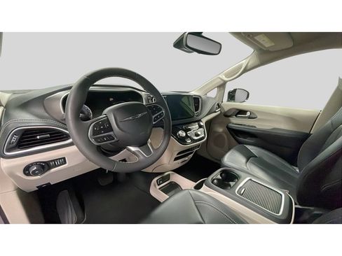 Used 2024 Chrysler Pacifica Touring-L FWD image 11