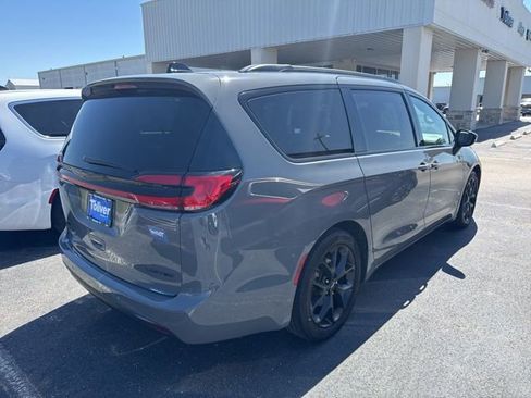 Used 2025 Chrysler Pacifica Limited image 4