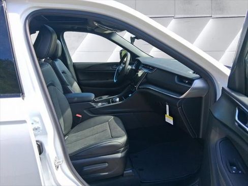 New 2025 Jeep Grand Cherokee Altitude image 33