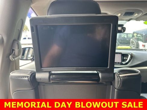 Used 2022 Chrysler Pacifica Limited w/ Uconnect Theater Family Group AWD/4WD image 17