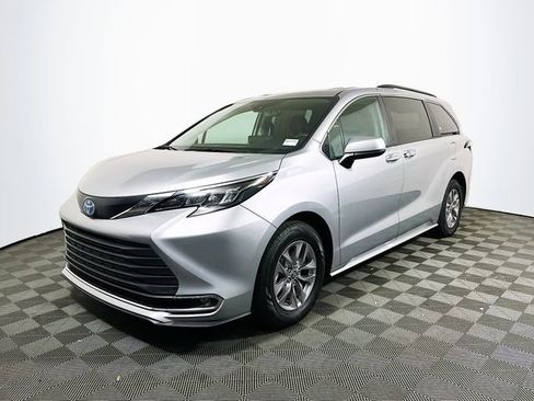 Certified 2024 Toyota Sienna XLE image 4