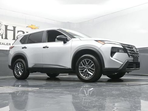 Used 2024 Nissan Rogue S AWD/4WD image 2