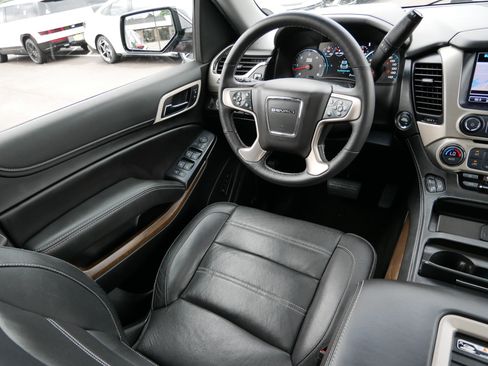Used 2018 GMC Yukon Denali w/ Denali Ultimate Black Edition AWD/4WD image 9