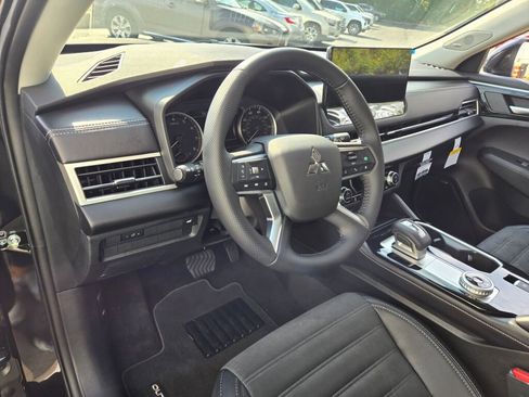 New 2025 Mitsubishi Outlander SE image 18
