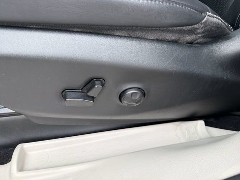 Used 2024 Chrysler Pacifica Limited FWD image 15