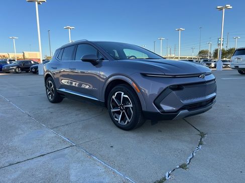 Used 2025 Chevrolet Equinox EV LT w/ Convenience Package image 4