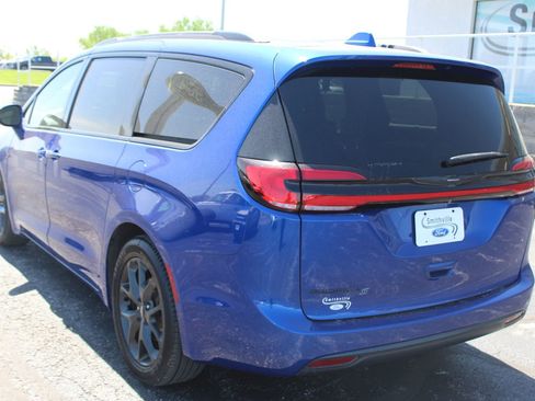 Used 2021 Chrysler Pacifica Touring-L w/ Uconnect Theater Family Group FWD image 4