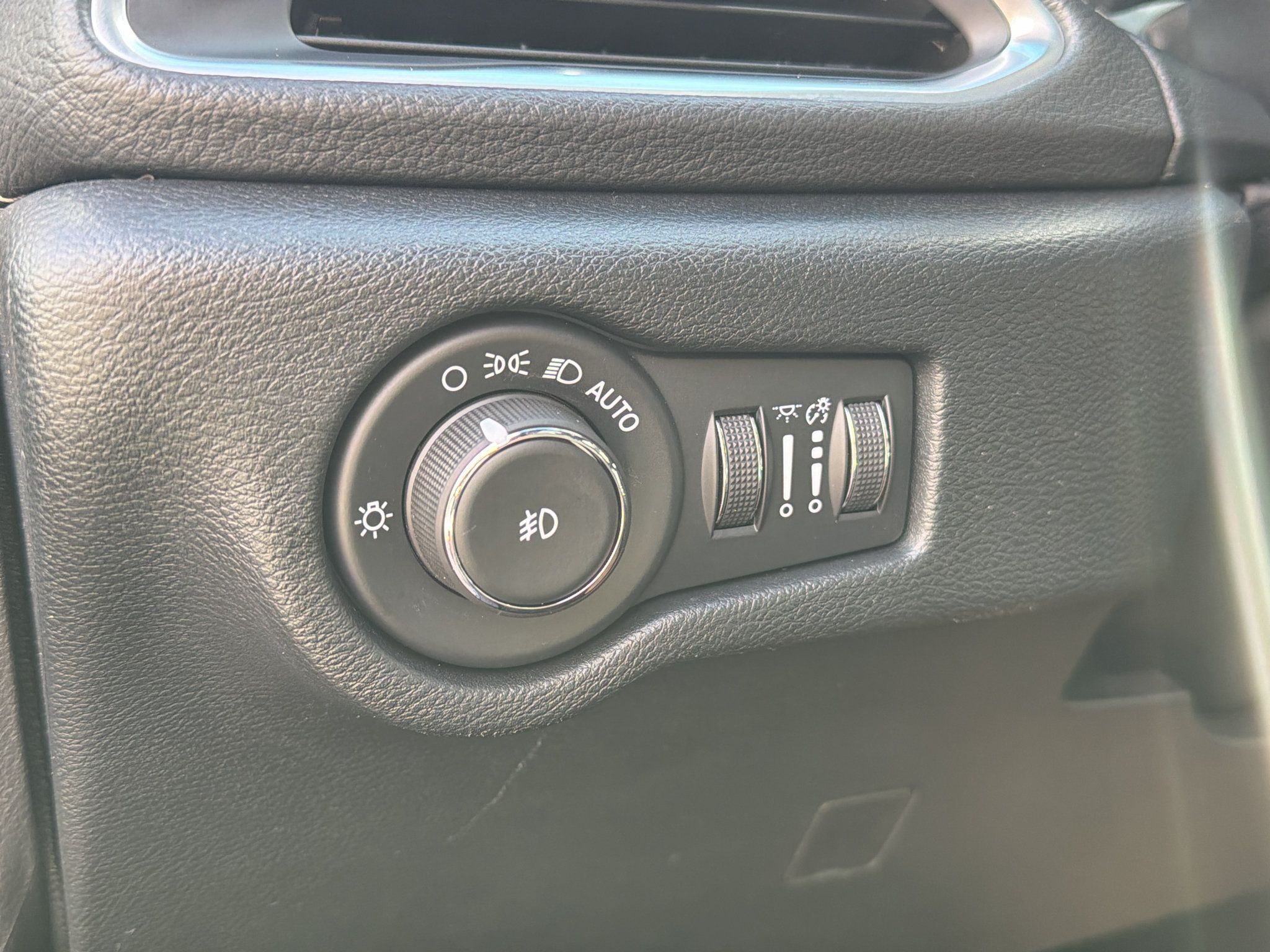 Used 2025 Chrysler Pacifica Limited AWD/4WD image 14