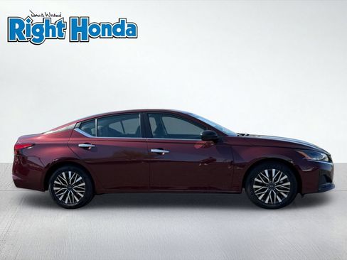 Used 2025 Nissan Altima 2.5 SV FWD image 9