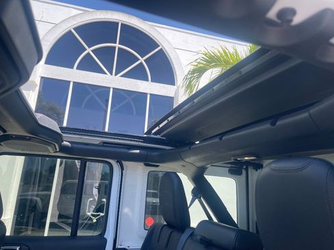 Used 2022 Jeep Wrangler Unlimited Sahara w/ Safety Group image 17