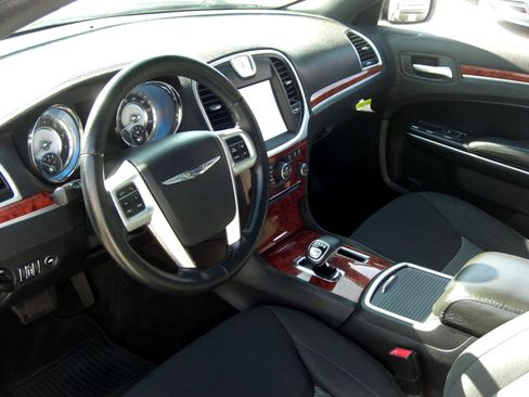 Used 2014 Chrysler 300 image 5