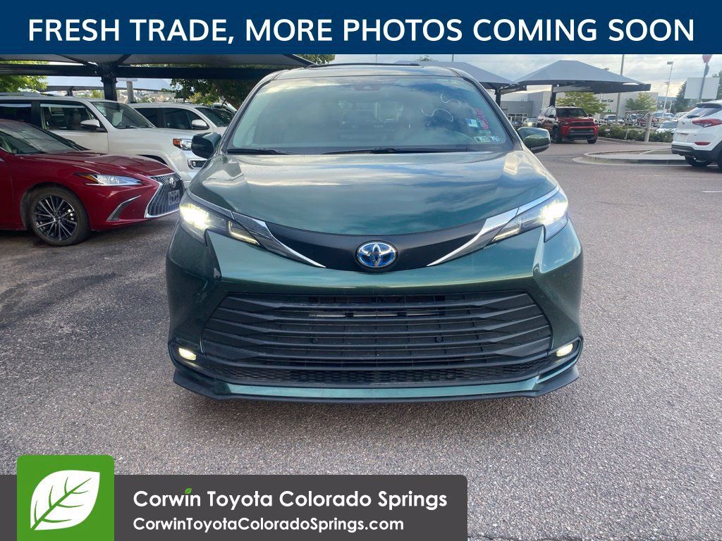 Used 2025 Toyota Sienna XLE AWD/4WD image 2