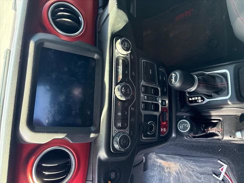 Used 2018 Jeep Wrangler Unlimited Rubicon image 12