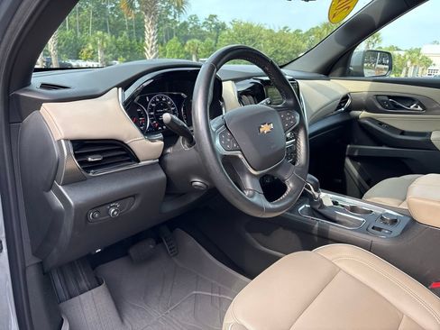 Used 2023 Chevrolet Traverse Premier FWD image 5