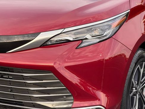 Certified 2025 Toyota Sienna Platinum AWD/4WD image 10