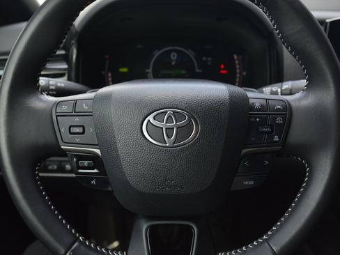 Used 2025 Toyota Camry SE FWD image 16