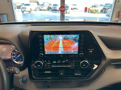 Used 2022 Toyota Highlander Limited FWD image 22
