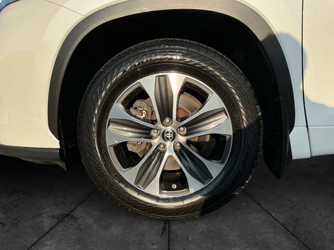 Used 2021 Toyota Highlander XLE AWD/4WD image 15