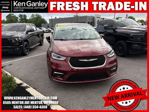 Used 2023 Chrysler Pacifica Touring-L FWD image 3