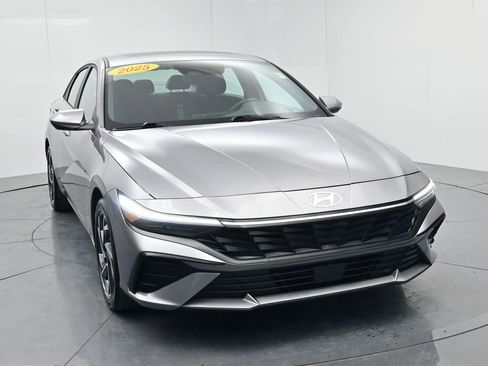 Used 2025 Hyundai Elantra SEL image 2