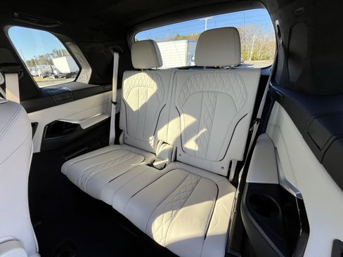 Used 2024 BMW X7 xDrive40i w/ Premium Package image 32