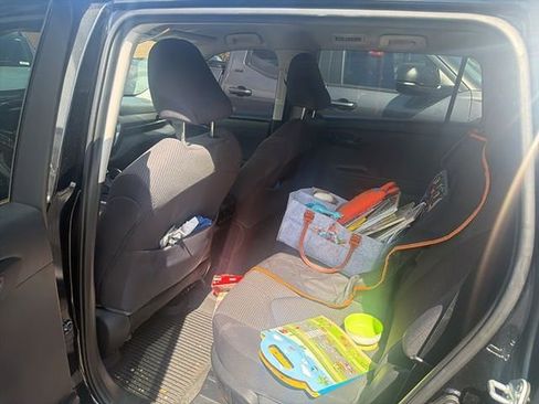 Used 2021 Toyota Highlander LE image 7