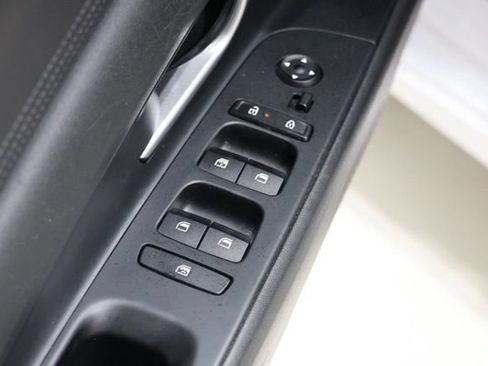 Used 2025 Hyundai Elantra Limited FWD image 17