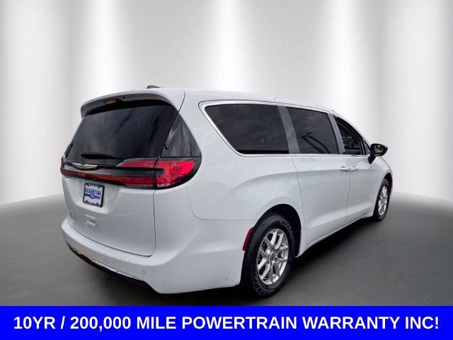 Used 2024 Chrysler Pacifica Touring-L FWD image 5