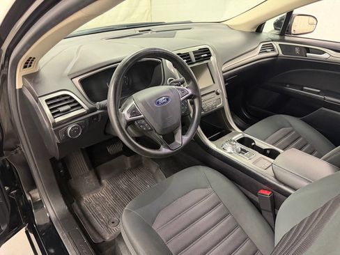 Used 2018 Ford Fusion SE w/ Fusion SE Technology Package FWD image 19