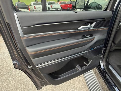 Used 2025 Jeep Grand Wagoneer Series III w/ Rear Seat Video Group 1 AWD/4WD image 24