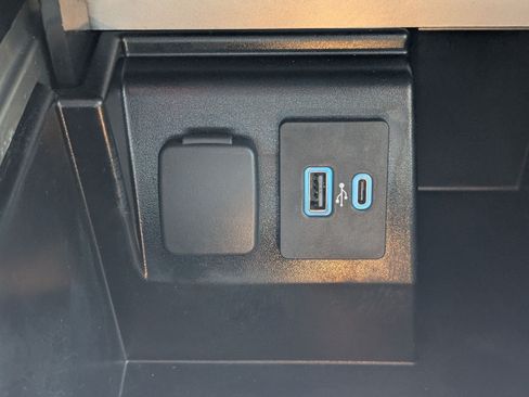 Used 2022 Ford Explorer XLT w/ Equipment Group 202A AWD/4WD image 22