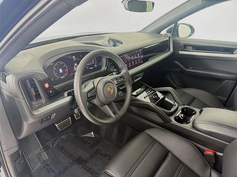 Used 2025 Porsche Cayenne Coupe AWD/4WD image 4