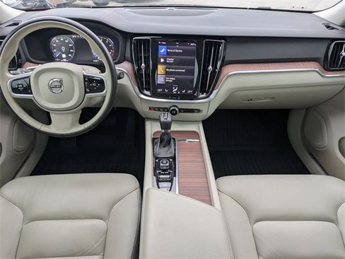 Used 2020 Volvo V60 T5 Momentum image 16
