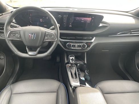 Used 2025 Buick Envista Sport Touring image 3