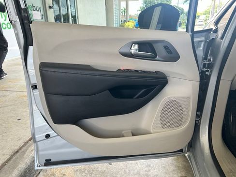 Used 2024 Chrysler Pacifica Touring-L FWD image 35