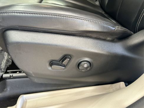 Used 2023 Chrysler Pacifica Touring-L FWD image 17