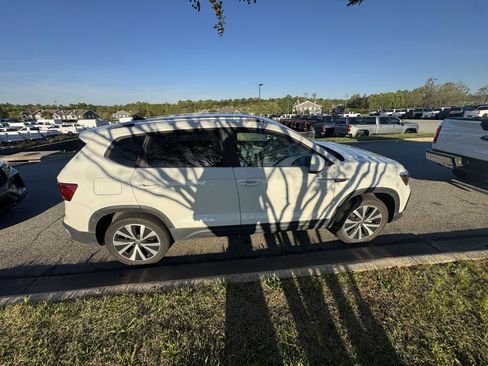 Used 2022 Volkswagen Taos SE image 11
