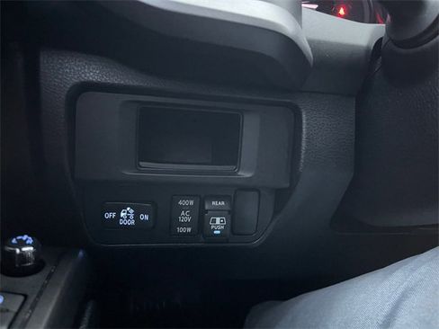 Used 2017 Toyota Tacoma TRD Sport image 24