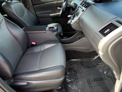 Used 2013 Toyota Prius V Five image 10