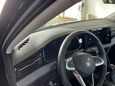 Used 2025 Volkswagen Jetta SE image 34