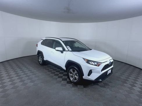Used 2022 Toyota RAV4 LE AWD/4WD image 2