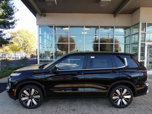 New 2025 Mitsubishi Outlander SE image 4