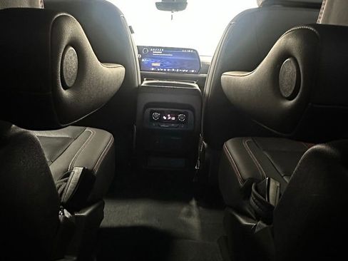 Used 2024 Chevrolet Traverse RS image 30