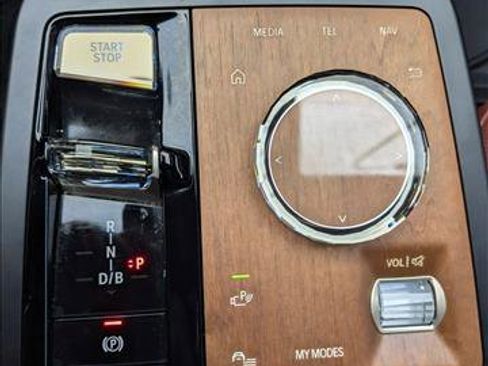 Used 2023 BMW iX xDrive50 w/ Premium Package image 17